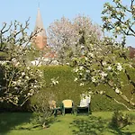 Mit Grossem Garten An Der Ostseekueste Neubukow