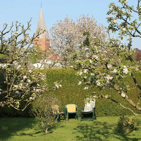 Mit Grossem Garten An Der Ostseekueste Neubukow