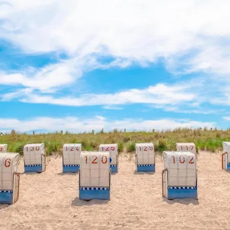 Mit Grossem Garten An Der Ostseekueste